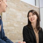 会議中に話を聞くビジネスパーソン