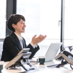 会議の中で自分の意見を発言する様子