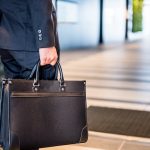 ビジネスバッグを持つ男性の手元