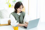 パソコンを見ながら学習をする学生