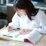 勉強する学生
