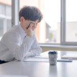 自己分析をする学生