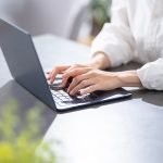 パソコンを使って仕事をする人の手元