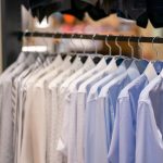 アパレルショップの棚に並んでいるワイシャツ