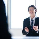 面接を受ける学生