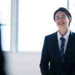 面接を受ける学生